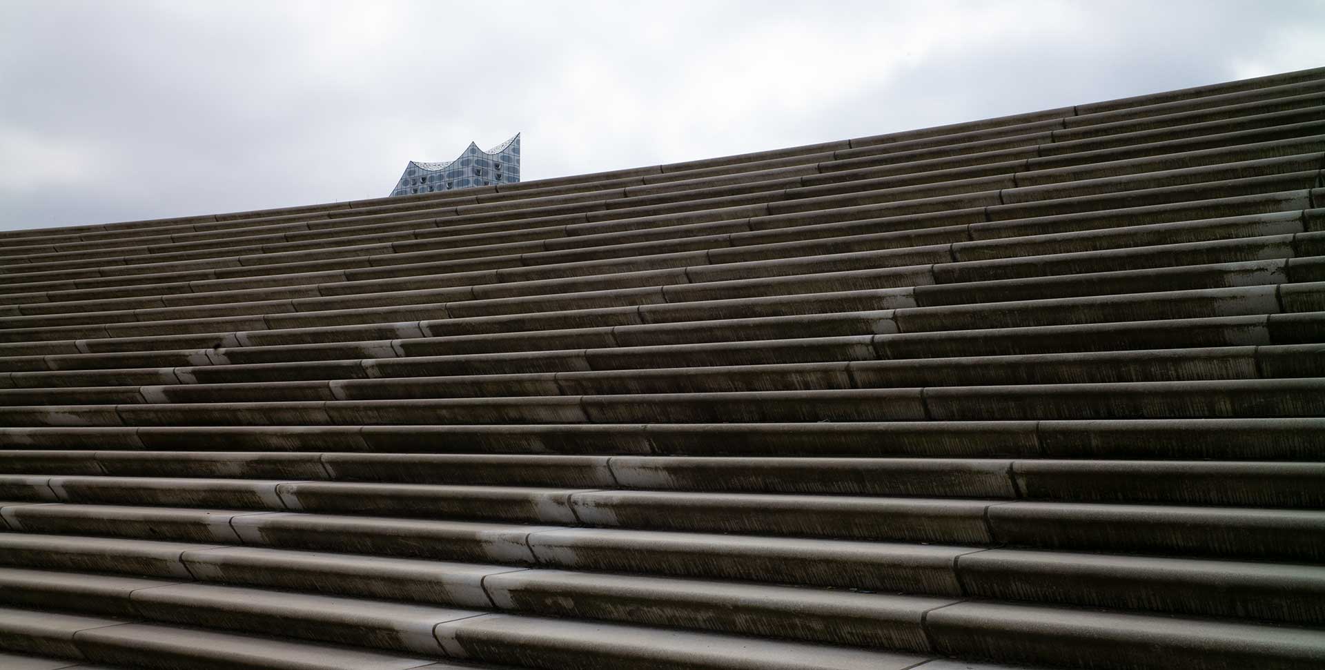 Kontakt: Treppe zur Elbphilharmonie